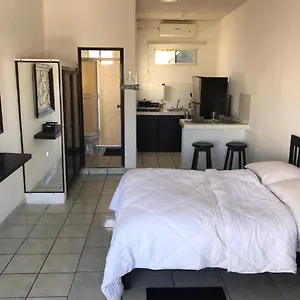 Apartamento The Next Door Black And White Studio In Cabo, Cabo San Lucas